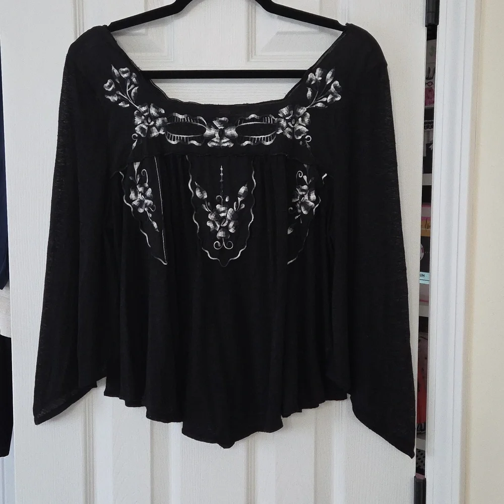 FREE PEOPLE BED OF ROSES FLOWY SEMI SHEER BELL SLEEVES FLORAL EMBROIDERY